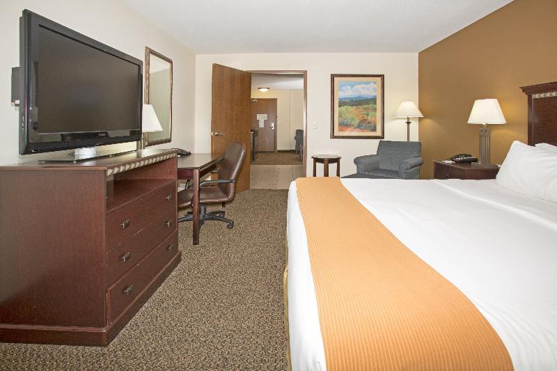 Hotel Express&suites Pueblo, An Ihg 3*